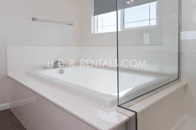 Building Photo - 312 E Liverno Ave