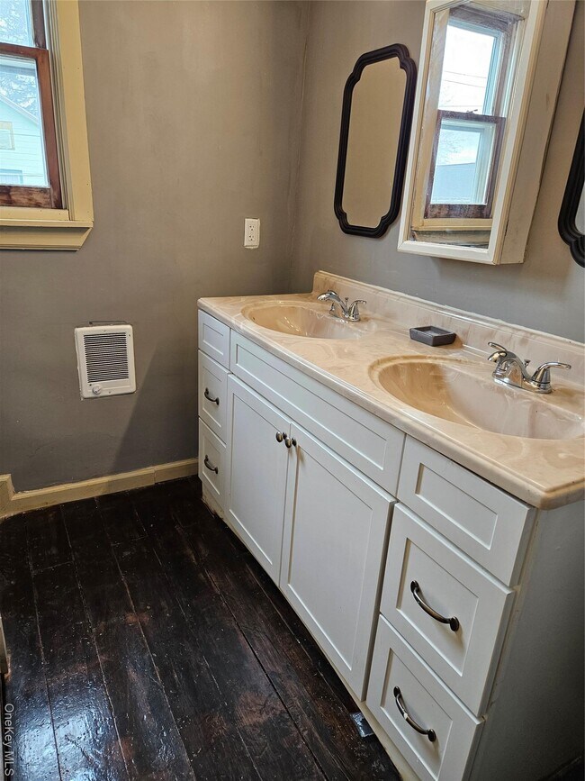 Building Photo - 42 Barcelow St