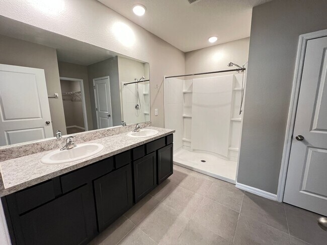 Building Photo - Modern 4-Bedroom Smart Home in Belleview – No HOA Application Required