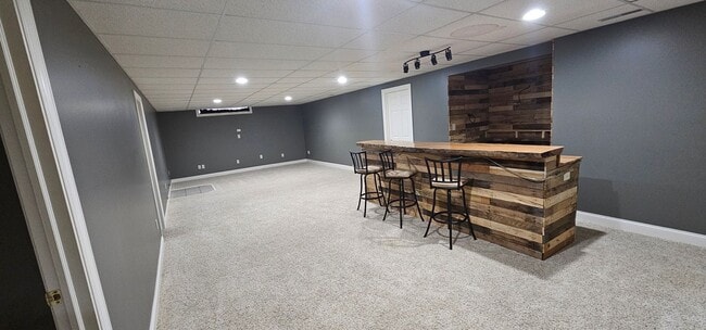 Building Photo - Welcome to this stunning 4 bedroom, 3 bath...