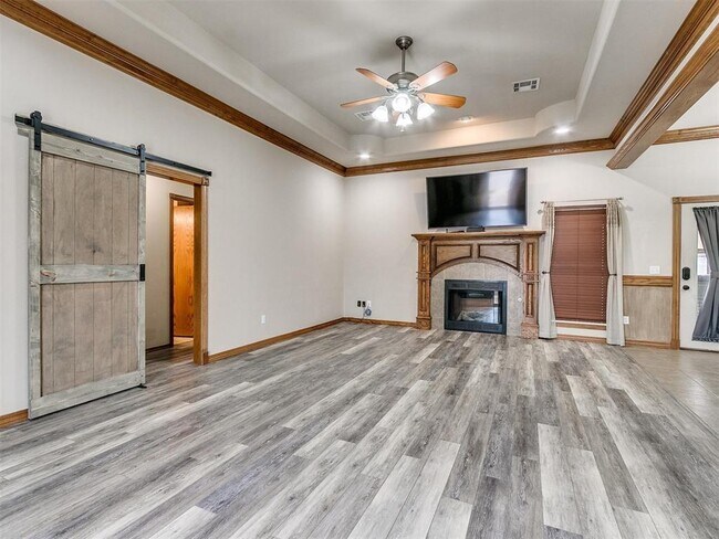 Building Photo - 1001 N Barn Hill Way