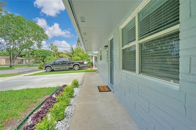 Building Photo - 9457 SW 52nd Ct