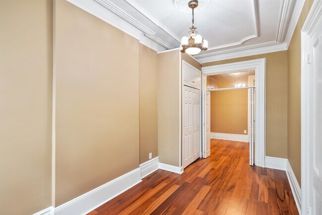 Building Photo - 208 9th St