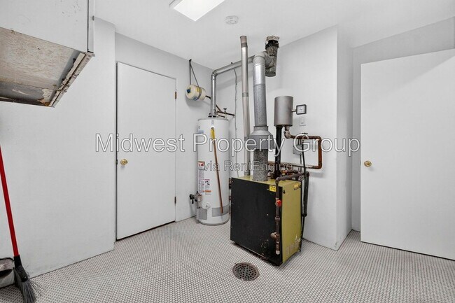 Building Photo - 2050 Goodale Ave