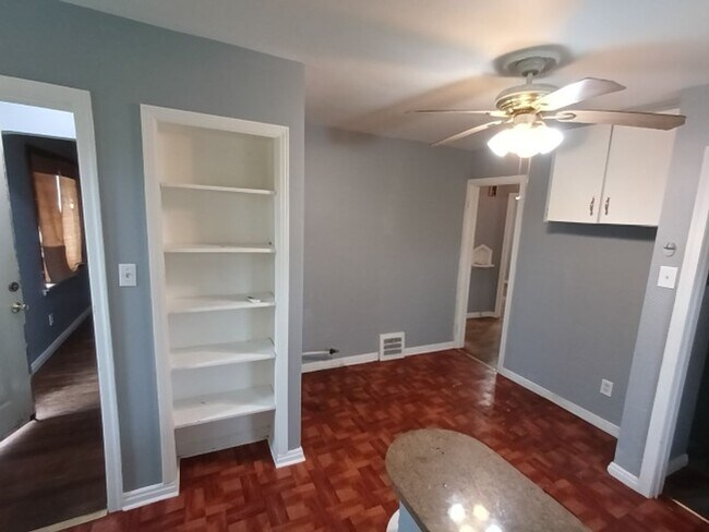 Building Photo - 3 bedroom 1 Bath Bungalow - Now Available!