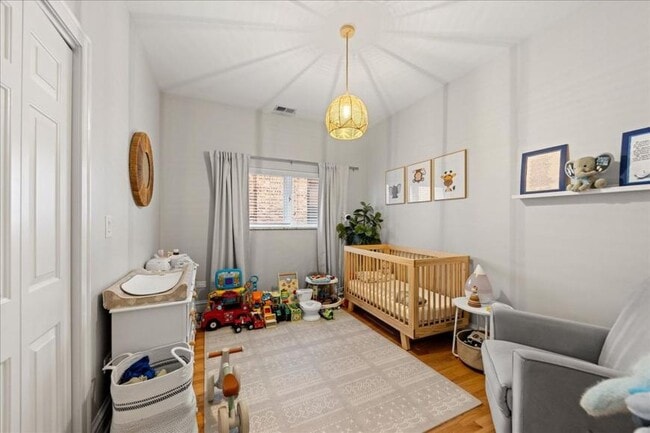Building Photo - 3 bedroom in Chicago IL 60613