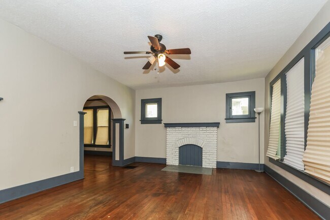 Building Photo - 3 Bed 1.5 Bathroom for rent in Dayton!