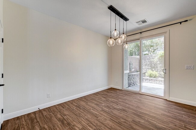 Building Photo - Stylish Townhome with Private Patio!