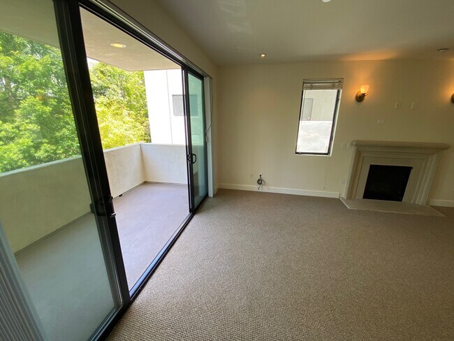 Building Photo - 11611 Montana Avenue, Unit 205