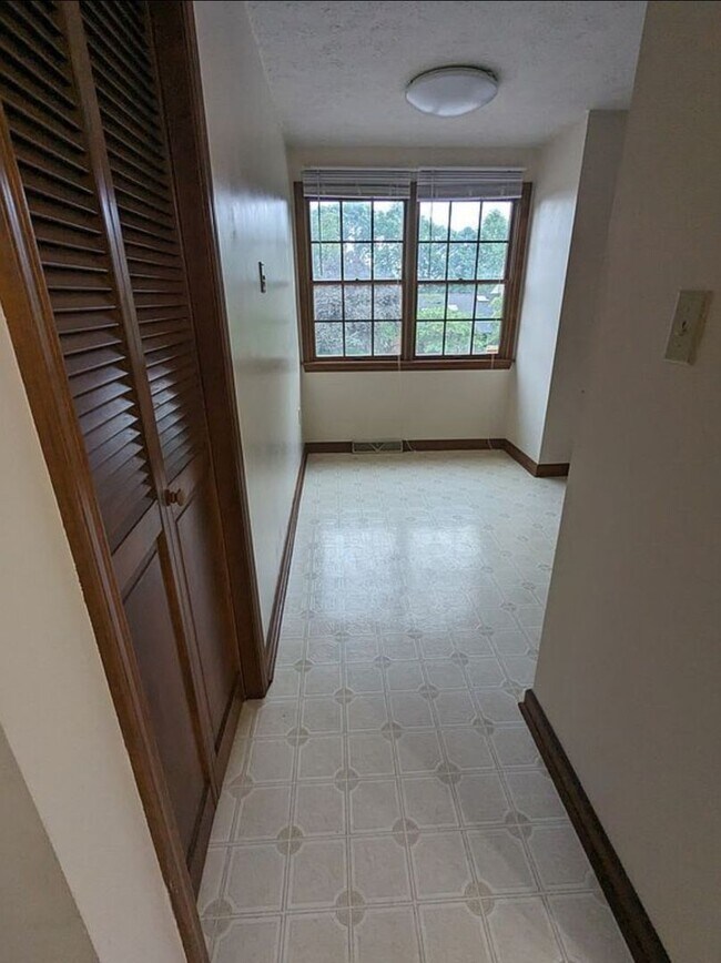 Building Photo - Charming and Convenient Townhome for Rent....