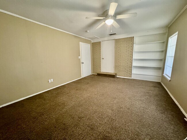 Building Photo - 419 E Rogers Dr