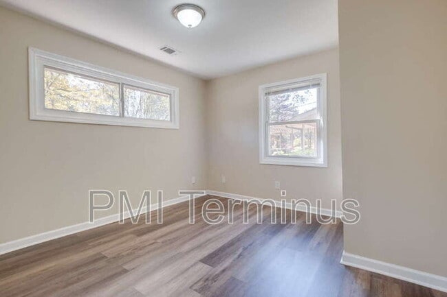 Building Photo - 3442 Longleaf Dr