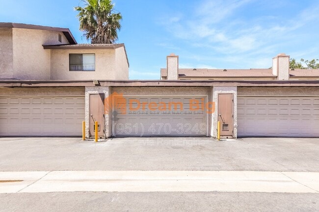 Building Photo - 2844 Oak Creek Dr