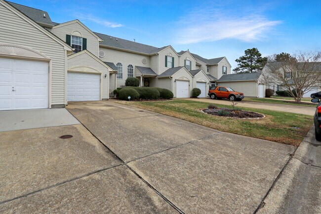 Building Photo - 1356 Lake Dr