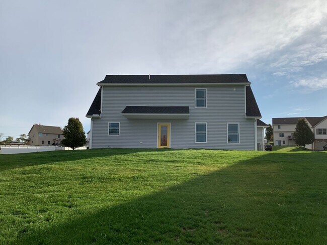 Building Photo - Gorgeous 3 bed, 2.5 bath single family hom...