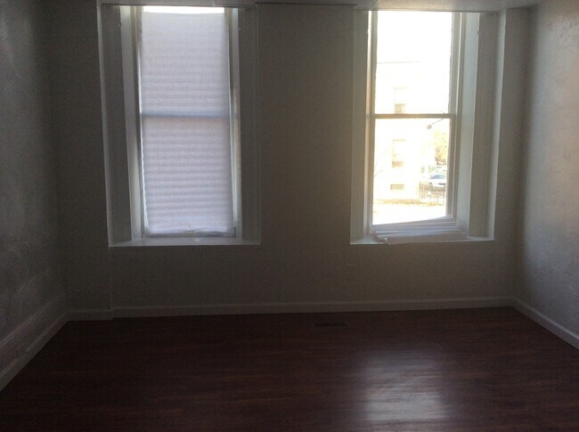 Building Photo - 3 Bedroom 1.5 Bath 1st Floor Apartment-York City SD