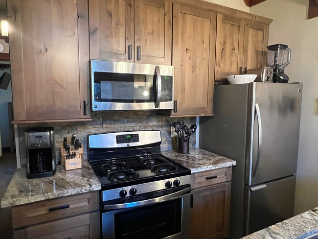 Building Photo - Nicely Remodeled Fully Furnished Condo