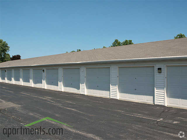 Parking Area - De Pere Apartments