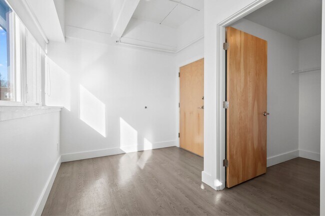 Building Photo - STUFF TO DO IN A SPACE FOR RENT
