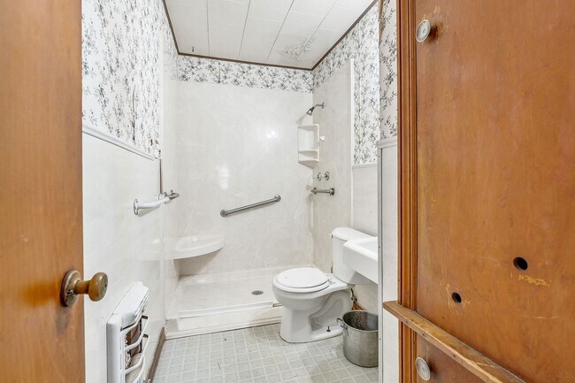 Building Photo - 3 bed 1 bath now available in Arnet Benson