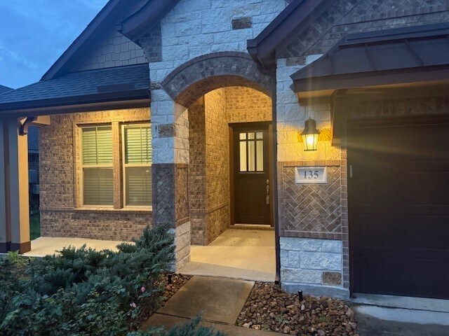 Building Photo - 135 Bloomhill Pl