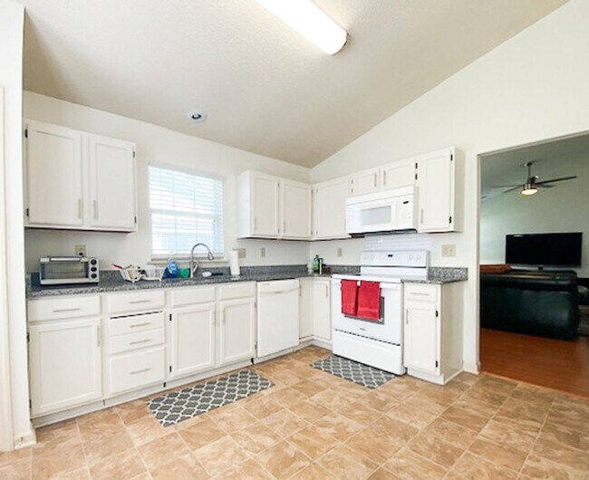 Building Photo - Ranch 3 bed, 2 bath Ranch with fenced yard...