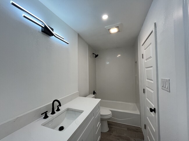 secondary bathroom (from hall view) - 1621 Rutland Dr