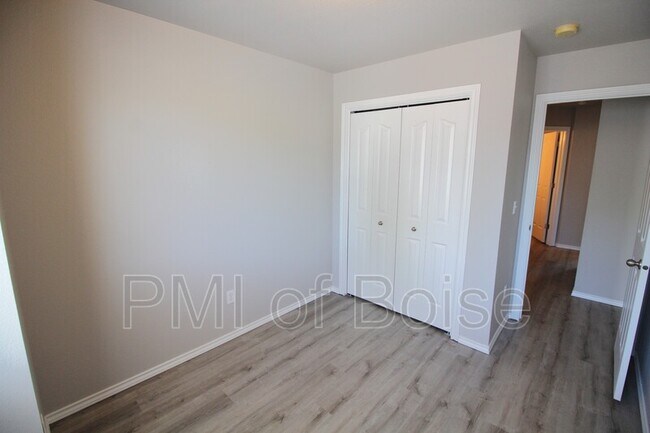 Building Photo - 1031 E Iowa Ave