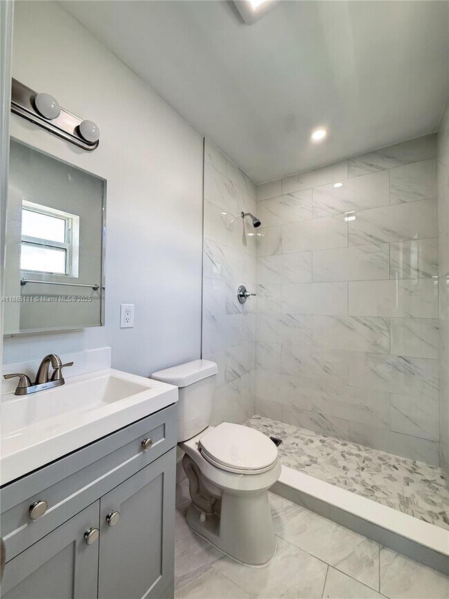 Building Photo - 5621 NE 22nd Ave