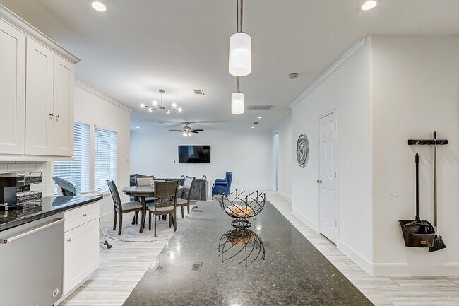 Building Photo - 14510 Sanour Dr