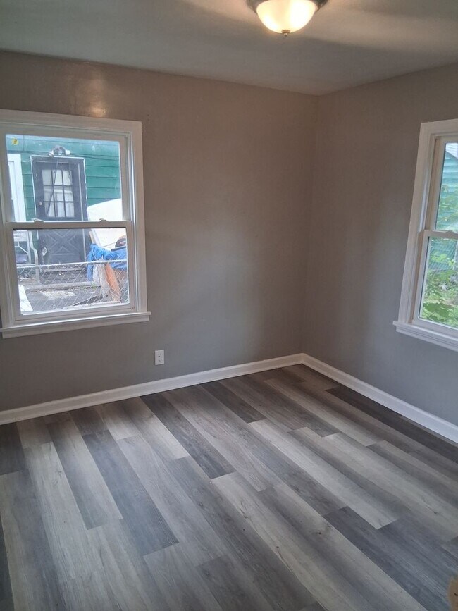 Building Photo - Great 4 bed 1.5 bath close to everything &...