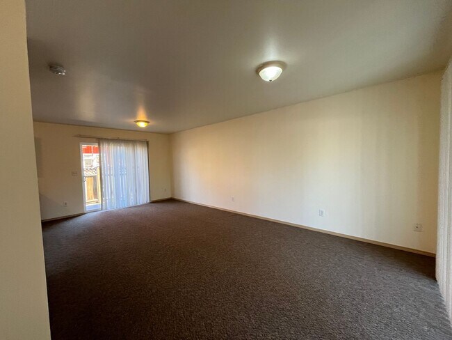 Building Photo - Three Bedroom Townhouse Style Unit