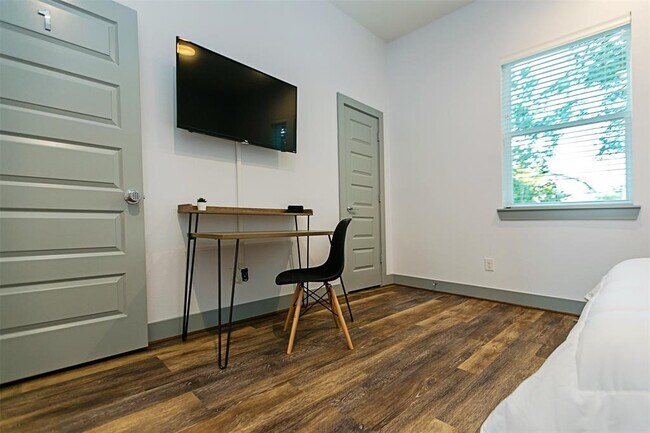 Building Photo - 4303 Chester St