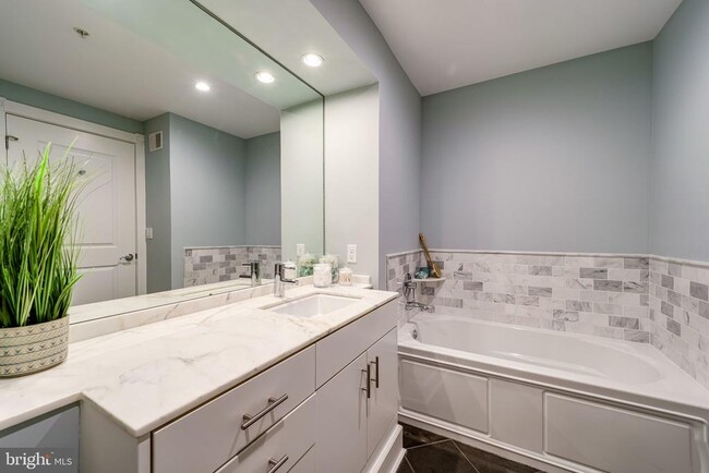 Building Photo - 910 Powhatan St