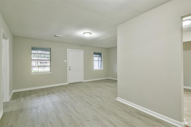 Building Photo - 500 Farrer St