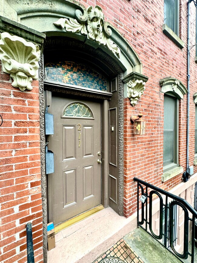 Building Photo - 211 York St