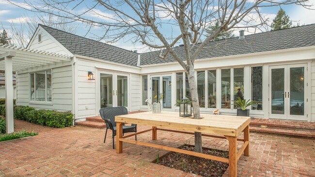 Building Photo - 1819 Cedar St