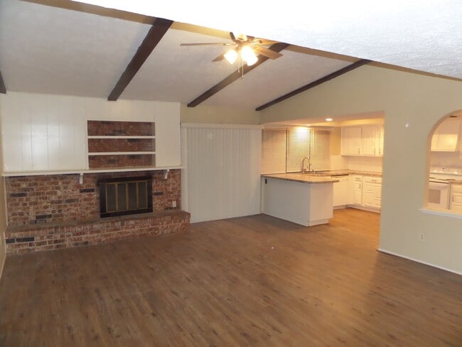 Building Photo - 14611 Leacrest Dr