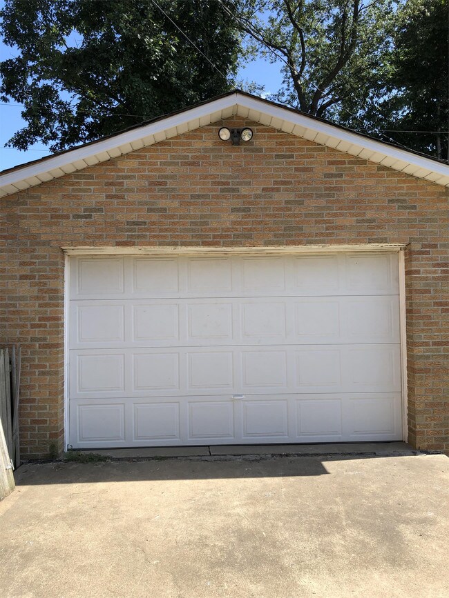 Building Photo - 675 N Overlook Dr