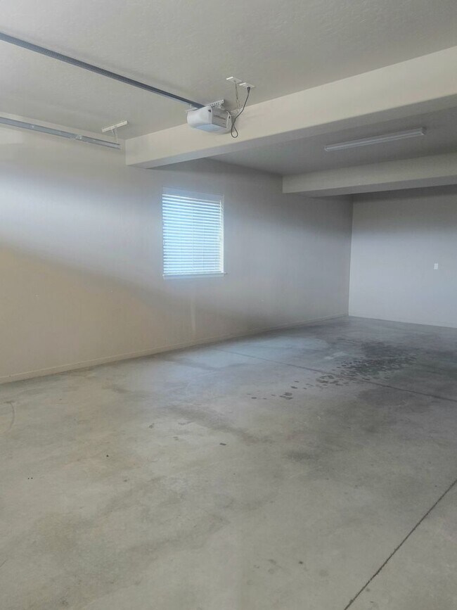 Building Photo - 1558 Poplar Dr