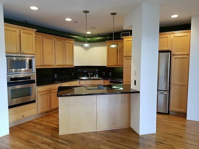 Building Photo - 1005 S Shepherd Dr