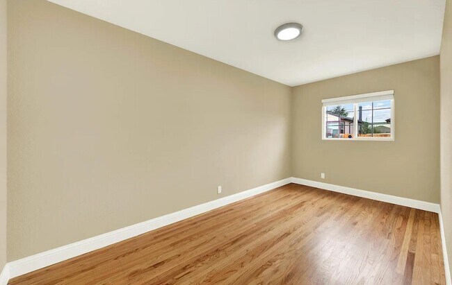 Building Photo - Single Family Home Available Now!!