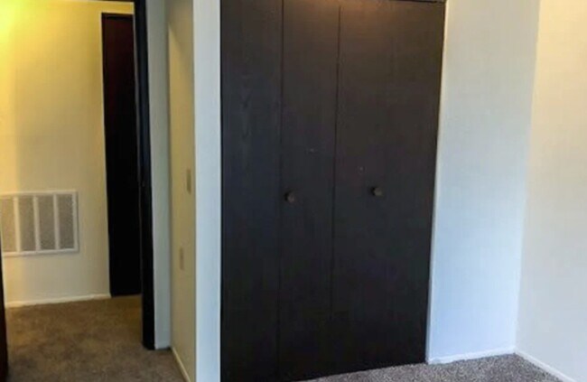 Building Photo - 100 W Mill Pond