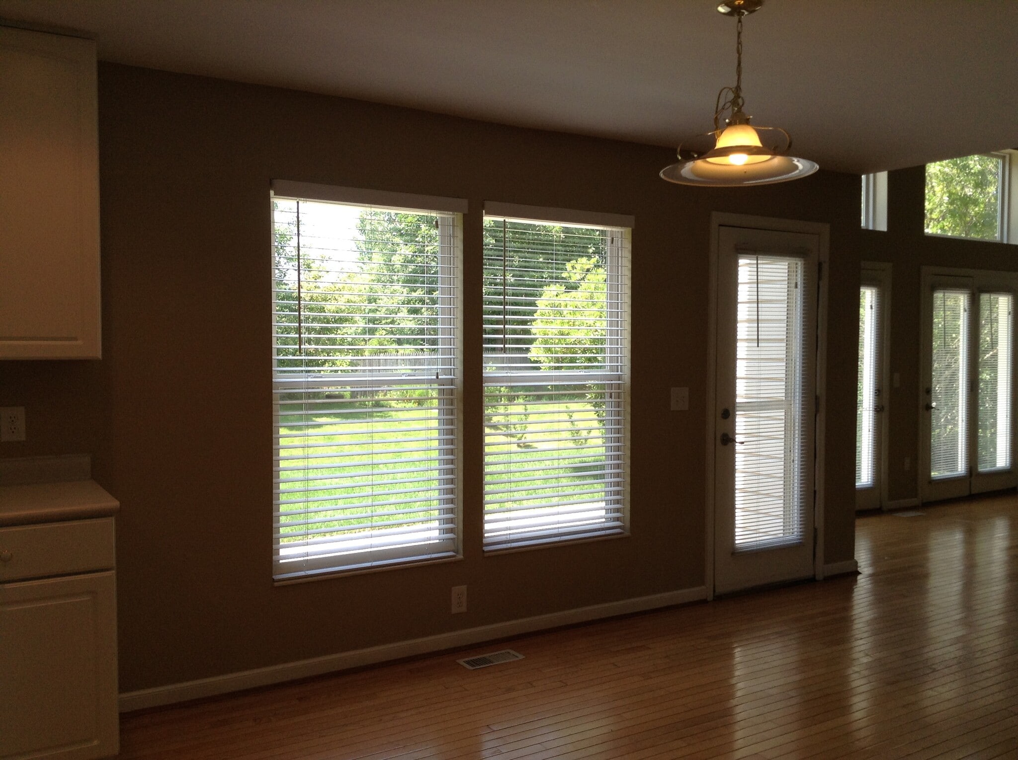 Building Photo - 10190 Meadowknoll Dr