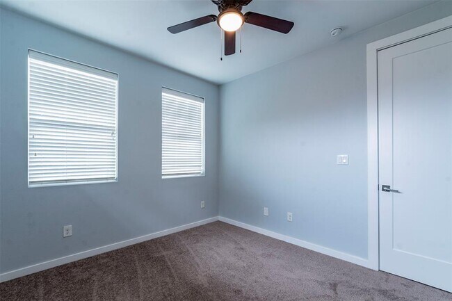 Building Photo - 6405 Chesterfield Ave