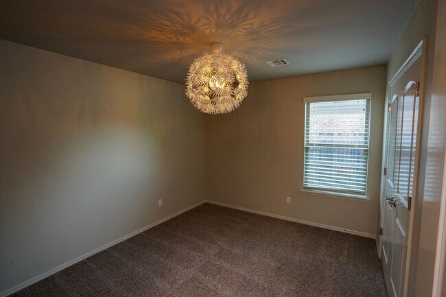 Building Photo - 3 Bed | 2 Bath in New Tulsa!