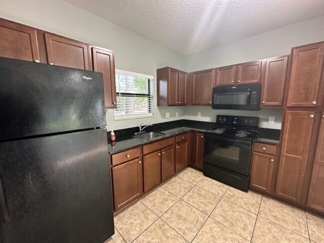 Building Photo - 1045 Villas LLC (1035 NE 10th Ave)