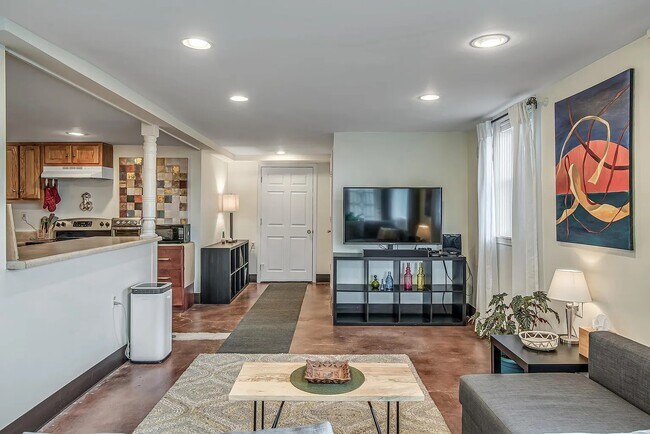 Building Photo - 3245 Kings Ln