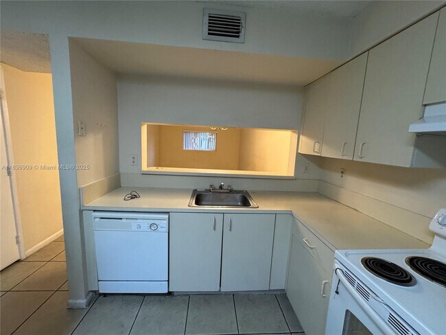 Building Photo - 8249 SW 149th Ct