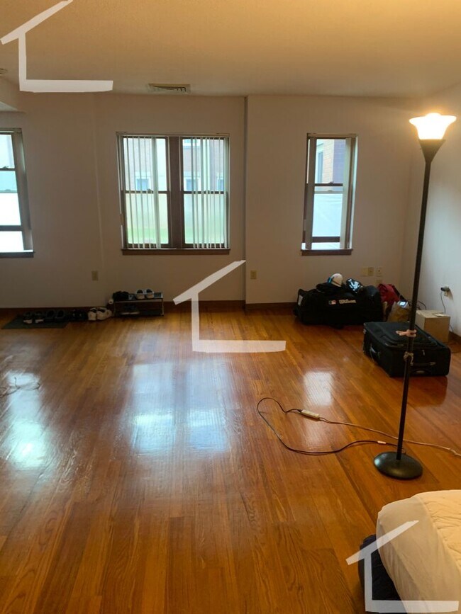 Building Photo - Coolidge Corner 1-Bed with Laundry in Unit...